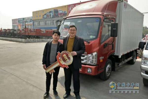 耿先生成為第一個(gè)抽中萬元大獎(jiǎng)的購(gòu)車客戶