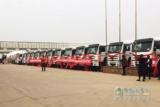 中國重汽185臺HOWO攪拌車交付滄興集團(tuán)