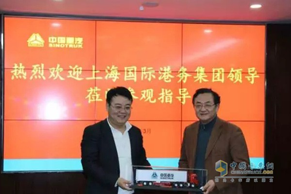 中國重汽(香港)有限公司執(zhí)行董事、副總裁劉培民向方懷瑾贈送象征深度合作的中國重汽車模