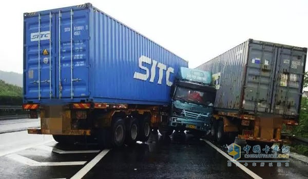 牽引車配置EBS，而掛車不配，就會(huì)出現(xiàn)主車制動(dòng)好于掛車的現(xiàn)象，這樣懸殊的安全配置，就是造成這種事故的重要原因之一。