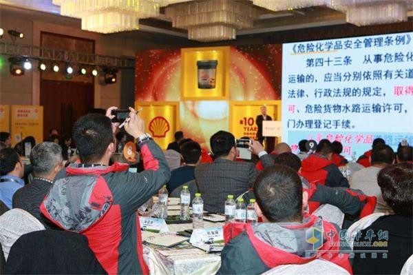 與會嘉賓認真聽取交通運輸部道路運輸司原調(diào)研員嚴季老師的政策解讀