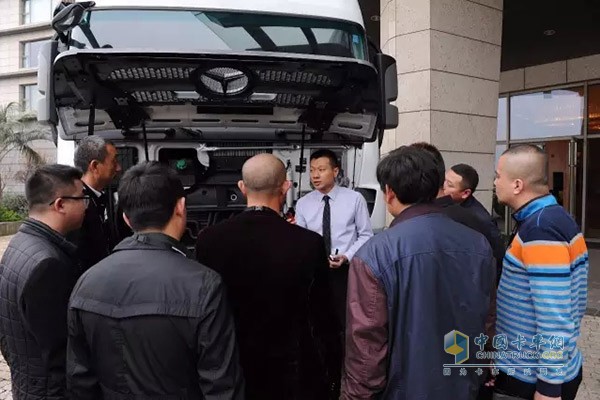彭杰先生為與會(huì)嘉賓做車輛講解，此次展車為快運(yùn)新星Actros 2646 6×4