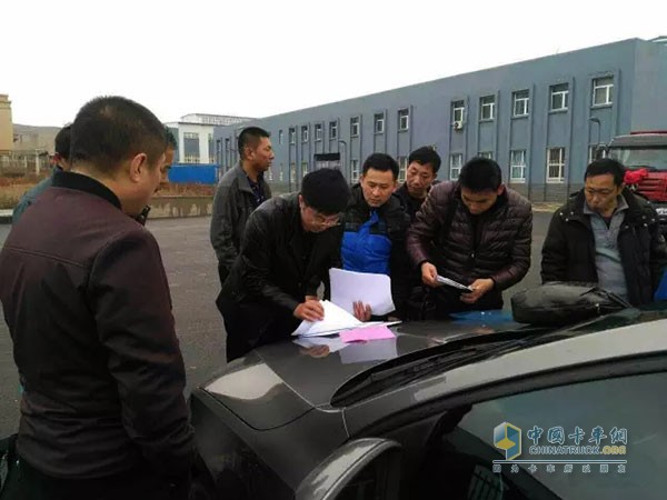 在北奔自卸交車現(xiàn)場對客戶在車輛使用過程中的日常保養(yǎng)事宜都做了詳細(xì)說明
