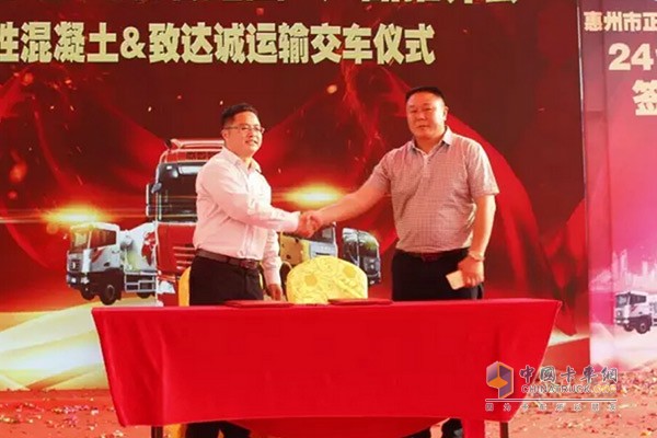 惠州集瑞鑫總經(jīng)理助理王成宇(上圖左)與惠州正大攪拌站總經(jīng)理劉振友簽約25臺聯(lián)合卡車攪拌車