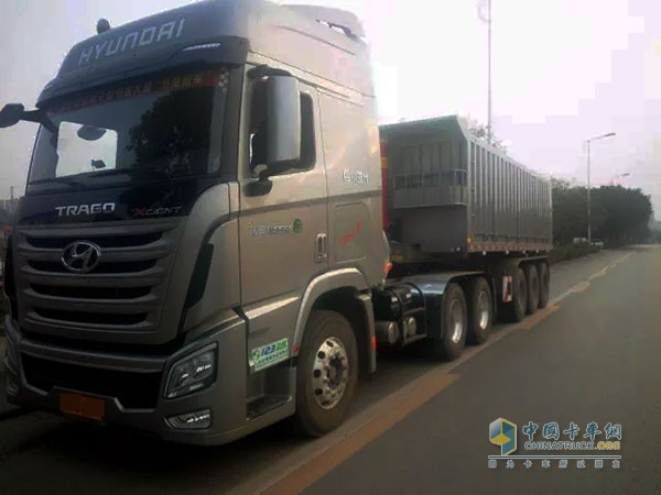 四川現(xiàn)代創(chuàng)虎重載型牽引車(自卸掛車用)