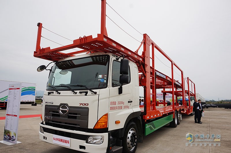 海量現(xiàn)場圖  見證廣汽日野1000臺轎運(yùn)車與廂式車簽約和交付