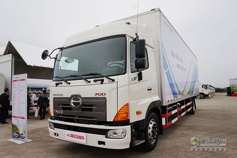 海量現(xiàn)場圖  見證廣汽日野1000臺轎運(yùn)車與廂式車簽約和交付
