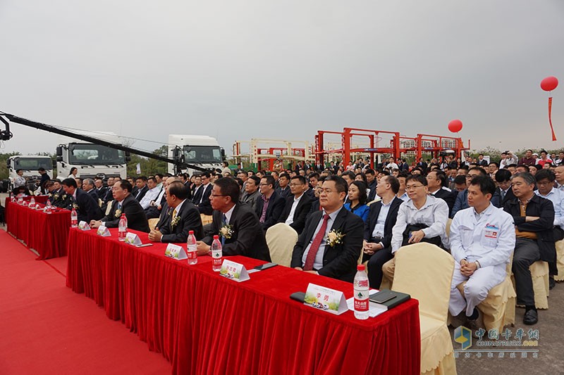 海量現(xiàn)場圖  見證廣汽日野1000臺轎運(yùn)車與廂式車簽約和交付