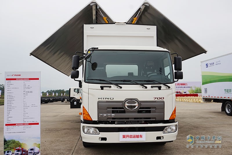 海量現(xiàn)場圖  見證廣汽日野1000臺轎運(yùn)車與廂式車簽約和交付
