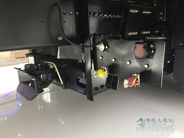 紅巖杰獅C500 8×4中置軸貨運列車