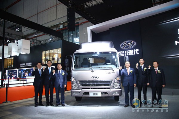 現(xiàn)代汽車商用事業(yè)本部長 柳在榮（左三）；四川現(xiàn)代汽車有限公司總經(jīng)理 金時平（左四）；現(xiàn)代汽車商用車研發(fā)中心擔當 卓榮德（左二）；四川南駿汽車集團有限公司總經(jīng)理 周靜（左五）；現(xiàn)代汽車商用車開發(fā)中心長 南贊鎮(zhèn)（左一）；四川現(xiàn)代汽車有限公司常務副總經(jīng)理 李永明（左六）