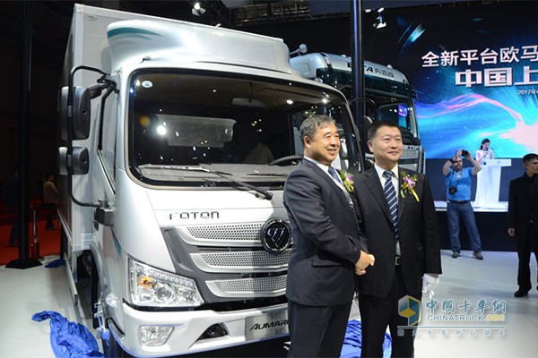 福田商用汽車集團高級副總裁、歐馬可業(yè)務(wù)總監(jiān)、歐馬可事業(yè)本部本部長顧德華先生和北京福田康明斯發(fā)動機有限公司黨委書記詹振京為歐馬可S1超級輕卡首發(fā)揭幕