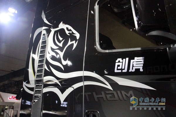 黑漆白虎更顯威猛，遠看就知道這車和虎有關