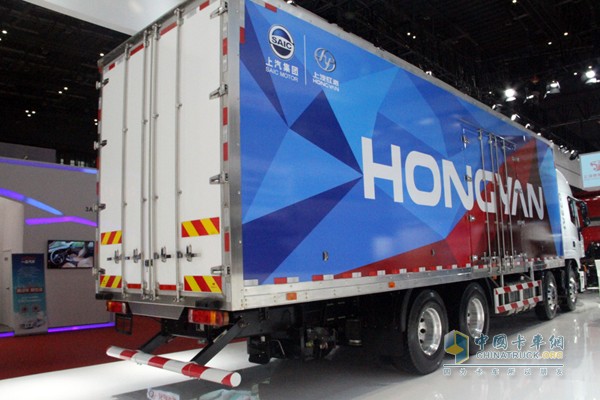 全場最長的8X4中置軸列車才配的上紅巖二字，“HONGYAN”夠明顯，品牌夠突出