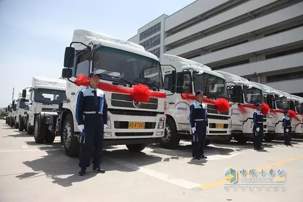 現(xiàn)場(chǎng)交付首批新車(chē)