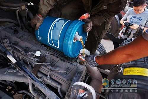 而作為車主，我們不僅要學(xué)會選擇正確的機(jī)油，還要掌握一些更換周期及相關(guān)常識。