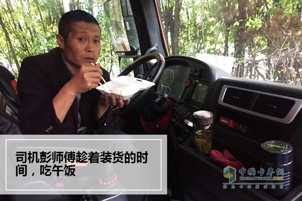 中國重汽汕德卡，相信大家已經(jīng)熟悉的很了，那么您對AMT汕德卡熟悉么?一位姓彭的師傅鐵定了解，因為他是國內(nèi)首臺AMT汕德卡的買主，也是駕駛者，如今的這臺汕德卡正在上海跑往重慶的高速上。