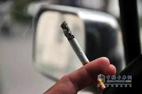 有些人停車休息或是在車上等人時(shí)，打開(kāi)空調(diào)，在車內(nèi)吸煙，其實(shí)這樣做對(duì)車內(nèi)人的健康是有害的，因?yàn)殚T窗是緊閉的，煙霧排不出去，很自然地會(huì)刺激你的眼睛和呼吸系統(tǒng)。所以停車開(kāi)空調(diào)本來(lái)有害，吸煙更是有害健康，切記一定要將空調(diào)通風(fēng)控制調(diào)整到“排出”位置。