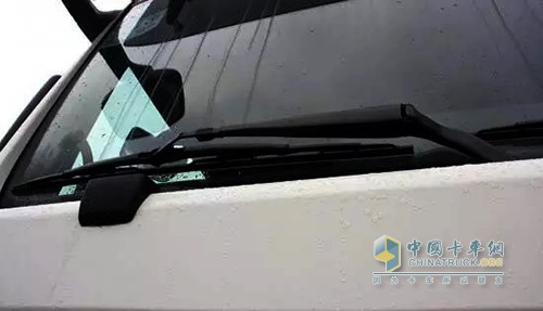 雨刷是長(zhǎng)期暴露在車(chē)外的零件，因受到陽(yáng)光的曝曬、雨水的腐蝕以及冬季的低溫折磨，雨刷上的橡膠材料會(huì)有不同程度的硬化、變形和干裂等情況。在大雨將視線模糊時(shí)，如果沒(méi)有一副“健康”雨刷將雨水刮凈，那后果可想而知。因此，雨刷的正確使用和保養(yǎng)是司機(jī)不容忽視的問(wèn)題。