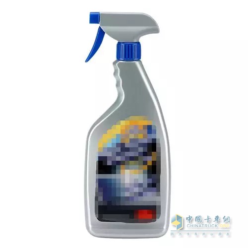 含氨清潔劑，就是一般家用洗衣皂或者其它家用清潔品，是造成膠條硬化的殺手，所以建議車(chē)主還是幫愛(ài)車(chē)選擇專(zhuān)用的清潔劑。另外要提醒一個(gè)相當(dāng)重要的細(xì)節(jié)，就是不同的清潔劑絕對(duì)不要混合使用。這樣極有可能會(huì)產(chǎn)生對(duì)雨刷橡膠腐蝕的化學(xué)物質(zhì)，不經(jīng)意間又造成對(duì)雨刷的損害。