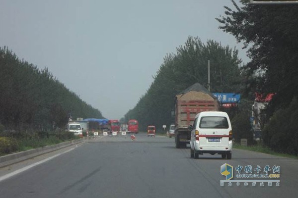 沙河市連續(xù)開(kāi)展治理超限超載車(chē)輛集中行動(dòng)