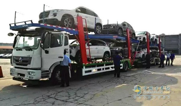 重汽豪瀚中置軸轎運(yùn)車(chē)