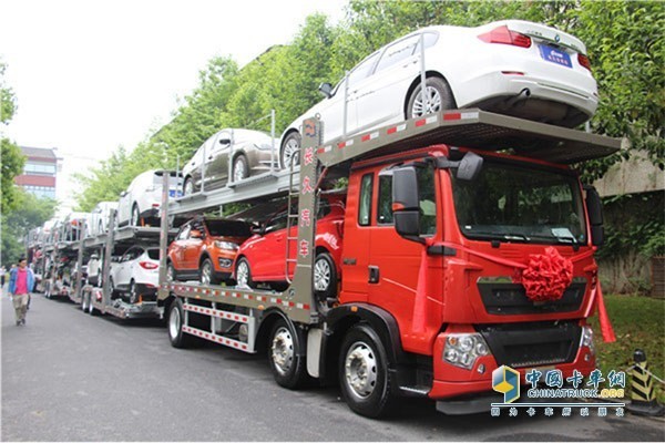 重汽HOWO-T5G中置軸轎運(yùn)車(chē)