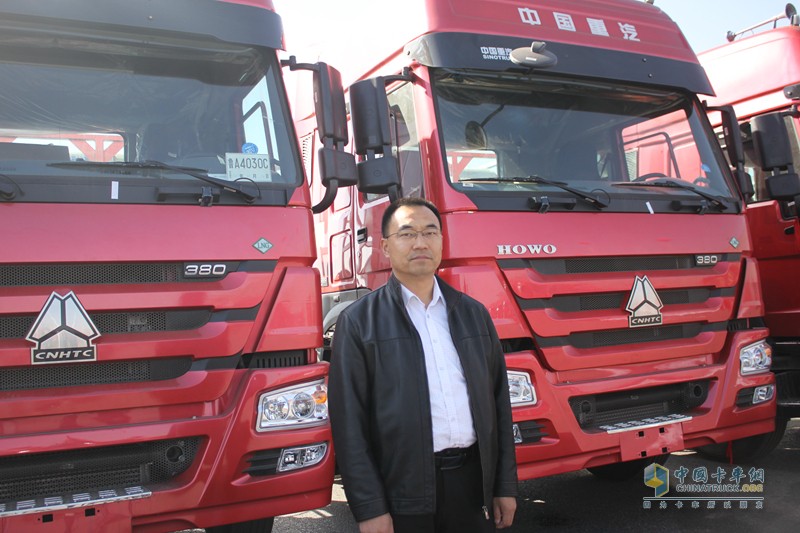 30臺中國重汽豪沃天然氣牽引車交付錦州港