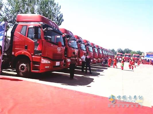 “百輛錫柴LNG機(jī)解放J6P的交車儀式”現(xiàn)場(chǎng)