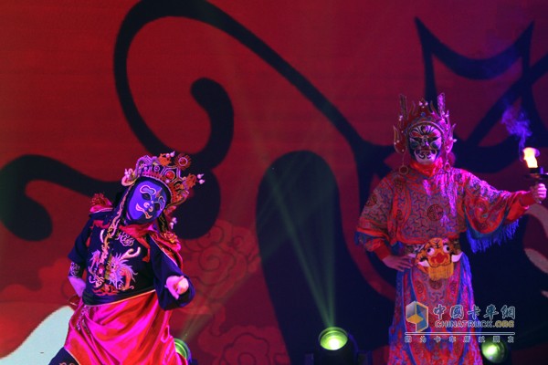 現(xiàn)場(chǎng)變臉表演將活動(dòng)推向高潮