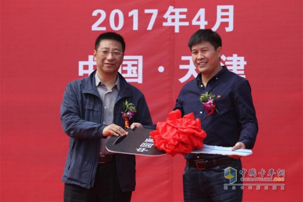 重汽銷售部副總經(jīng)理歷宏偉給瑞安集團(tuán)運(yùn)輸公司副總經(jīng)理李雪庭發(fā)金鑰匙