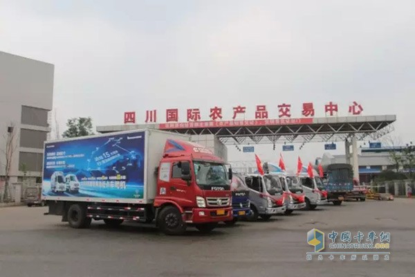 奧鈴大篷車(chē)車(chē)隊(duì)抵達(dá)活動(dòng)現(xiàn)場(chǎng)