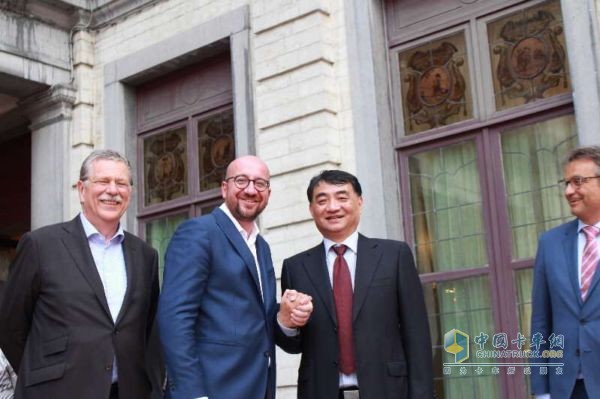 貝卡爾特CEO(左1)、比利時(shí)首相米歇爾(左2)、中策董事長(zhǎng)沈金榮(右)