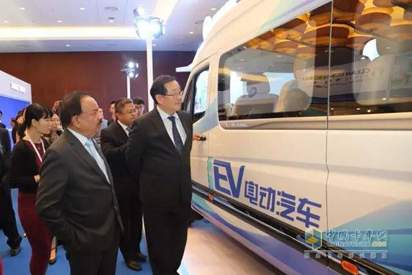 全國政協(xié)副主席萬鋼與“清潔能源·創(chuàng)新使命”峰會各國嘉賓共同參觀福田圖雅諾EV
