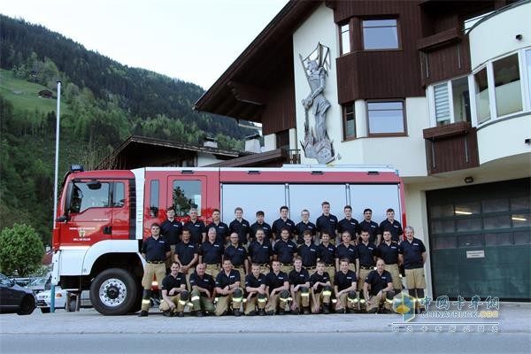 Zell am Ziller消防隊(duì)與MAN合影
