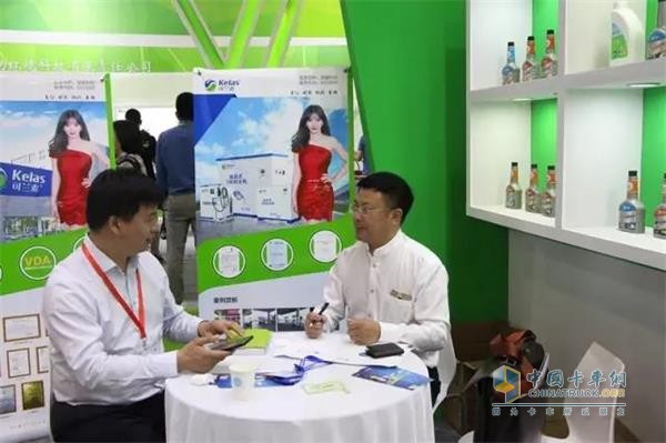 工作人員與用戶(hù)交談