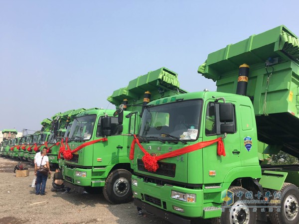  20輛華菱新型城市渣土車(chē)交付上海想越土石方公司 