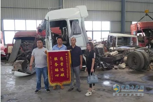 車(chē)主佟先生和夫人受司機(jī)楊師傅委托帶著錦旗感謝湖北飛天雷龍有限公司(聯(lián)合卡車(chē)襄陽(yáng)經(jīng)銷(xiāo)商)