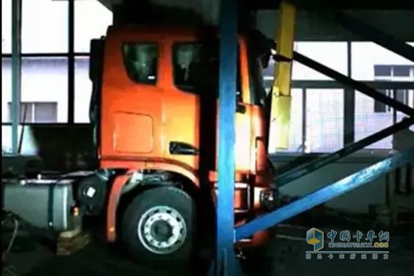 聯(lián)合卡車(chē)高強(qiáng)度吸能式車(chē)身碰撞后移