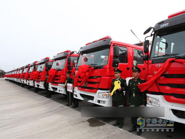 黑龍江消防總隊(duì)新購置的重汽豪沃消防車