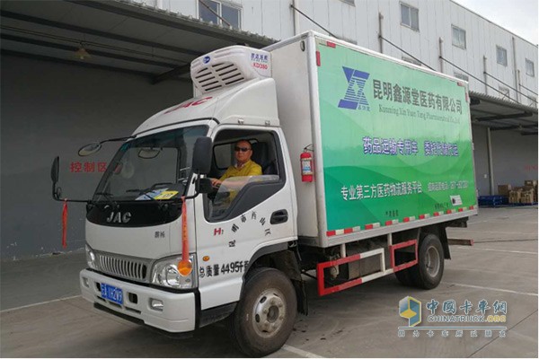 康洪軍駕駛江淮康鈴出發(fā)運(yùn)送藥品