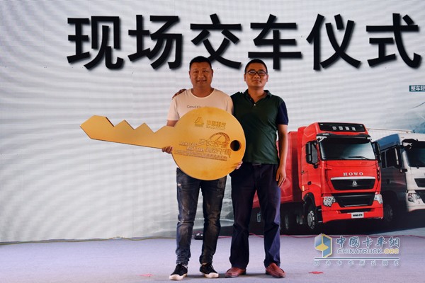 12臺豪沃渣土車交付肥西北方物流有限公司
