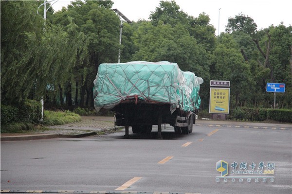 剛剛運輸歸來的汕德卡將掛車停在現(xiàn)場