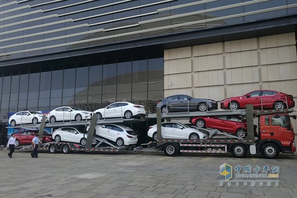 長久中置軸車輛運(yùn)輸車采用了載臺(tái)靈活多變的設(shè)計(jì)