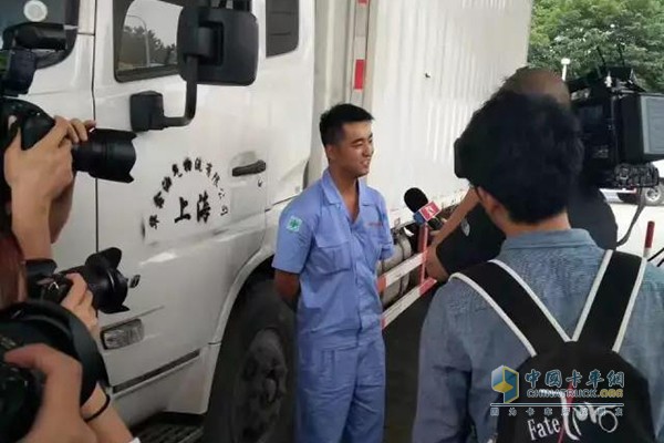 現(xiàn)場司機對加油站開展尿素加注業(yè)務(wù)，紛紛表示贊同