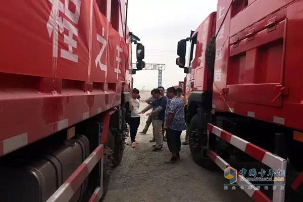 用戶們駕乘體驗了被譽為“工程之王”的紅巖自卸車相關產品