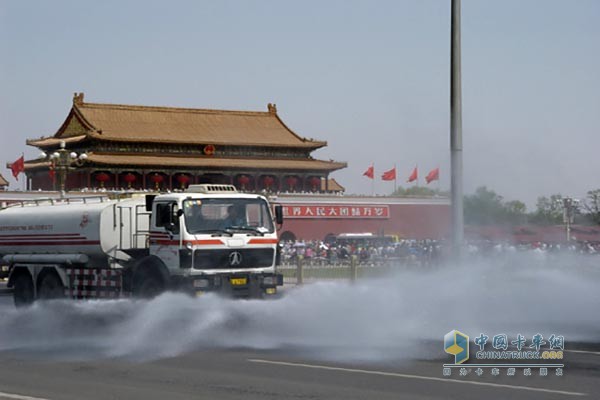 自進(jìn)入汛期以來，北京環(huán)衛(wèi)集團(tuán)及旗下各相關(guān)單位嚴(yán)陣以待，加強(qiáng)協(xié)作，確保安全度汛，全力守護(hù)首都城市安全與美麗。