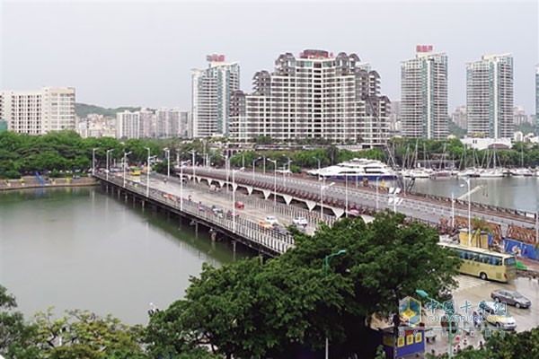 2017年7月6日，三亞大橋臨時交通便橋建成通車。