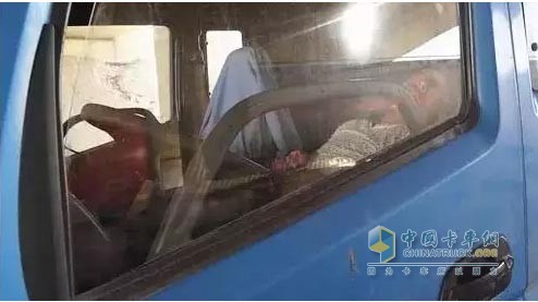 卡車司機(jī)在車上休息