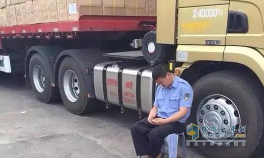 卡車司機(jī)需要警察叔叔的守護(hù)